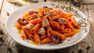 Pasta due pomodori con tonno: primo goloso pronto in 15 minuti esatti