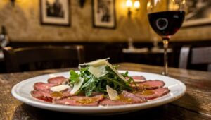 Carpaccio nato per una contessa: la storia vera dietro il piatto crudo più famoso al mondo